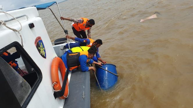 
					Diduga Laka Laut, Satpolair Polres Karimun Lakukan Pencarian SB Tiga Saudara