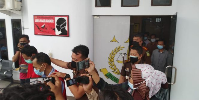 
					Dua Tersangka Mantan Direktur PDAM Tirta Karimun Dan Kabag Keuangan Ditahan