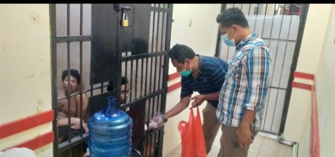 
					Polsek Medan Baru Beri Makanan Tambahan Berupa Ubi Rebus Kepada Tahanan