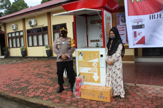 
					Kapolres Simeulue Serahkan Bantuan Kapolda Aceh