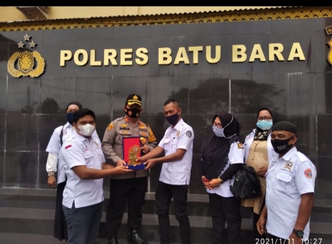 
					BPI KPNPA RI Batubara Berikan Penghargaan Kepada Kapolres Batubara