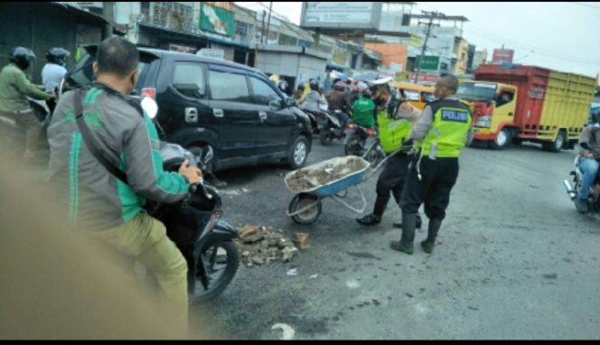 
					Ciptakan Lalulintas Lancar, Polantas Polsek Sunggal Timbun Jalan Rusak