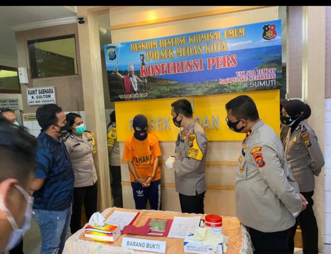 
					Polisi Sektor Medan Kota Tangkap Wanita Kurir 400 Butir Exstasi