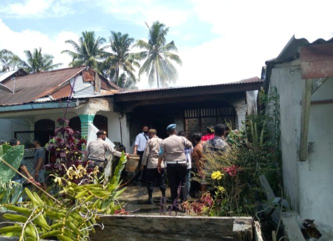 
					Satu Unit Rumah Di Kecamatan Tanah Jawa Hangus Di Lalap Si Jago Merah