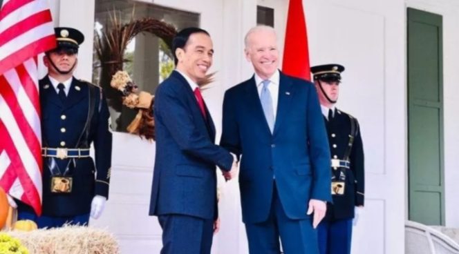 
					Ket foto: Presiden Joko Widodo berjabat tangan dengan Wakil Presiden AS 2009-2017, Joe Biden, yang kini menjadi Presiden ke-46 AS, saat tiba untuk menghadiri jamuan makan siang di Naval Observatory, 28 Oktober 2015. Foto: BPMI Setpres/Instagram @Jokowi.