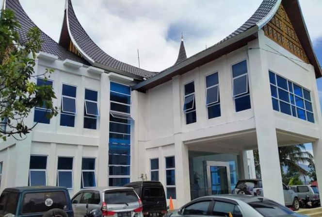 
					Pelaksanaan Kantor Camat Guntal Diduga Tidak Sesuai Spesifikasi