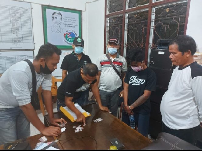 
					Unit Reskrim Polsekta Tanah Jawa Berhasil Amankan Pengedar Dan Puluhan Bungkus Narkotika Jenis Sabu