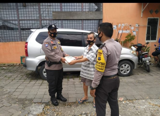 
					Polsek Medan Barat Berbagi Di Hari Imlek Ke Warga Tionghoa