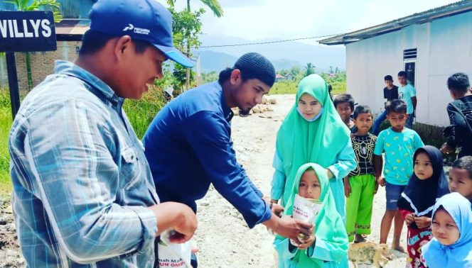 
					Abil Kuba Malin Kayo, sedang bersama warga