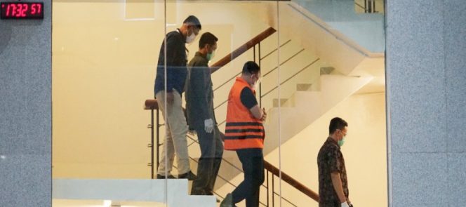 
					KPK Tahan Tersangka Pengadaan Proyek Dinas PUPR Kabupaten Muara Enim