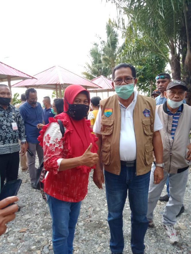 
					Kebersamaan Bupati Moh Yasin Payapo Dan Warga Di Pantai Wisata Zona Hatusua