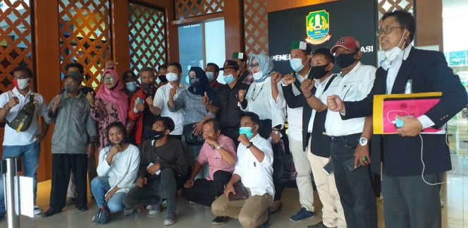 
					Puluhan Pedagang Pasar Bantar Gebang Geruduk Kantor Walikota Bekasi