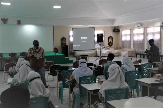 
					Ket foto: Pembukaan bimbel online diikuti 50 orang siswa SMA Negeri 1, 2, dan 3 dan SMA Swasta Kota Tarakan dipusdatkan di SMA Neg. 1 Tarakan. (Foto - Humas Medco Tarakan