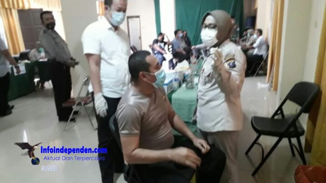 
					Kapolsek Medan Helvetia Kompol Pardamean Hutahean Menerima Suntikan Vaksin Covid -19