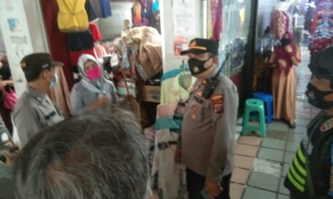 
					Giat Himbauan Prokes PPKM Berbasis Mikro oleh Polsek Medan Baru Sekaligus Penyemprotan Disinfektan dari Sat Brimob Polda Sumut
