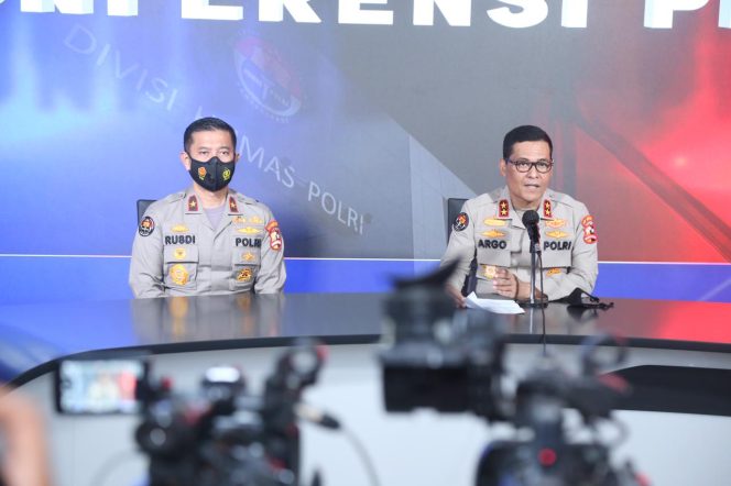 
					Polri : 14 Orang Luka-luka Akibat Bom Bunuh Diri Di Depan Gereja Katedral Makassar