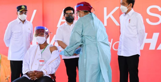 
					Ket foto: Presiden Joko Widodo meninjau pelaksanaan vaksinasi massal di Kantor Camat Kao, Kabupaten Halmahera Utara, Provinsi Maluku Utara, pada Rabu, 24 Maret 2021. Foto: BPMI Setpres/Muchlis Jr.

