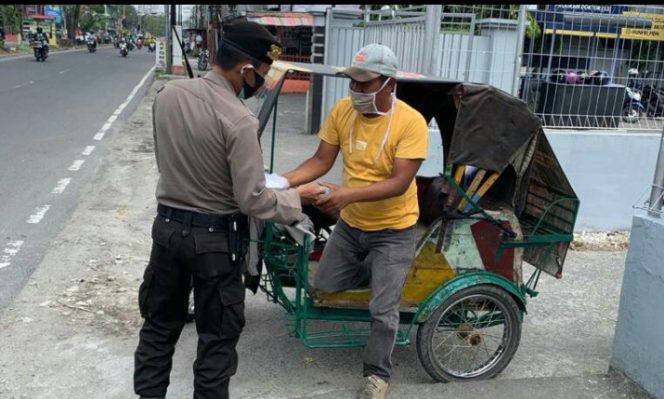 
					Sat Sabhara Polrestabes Medan Pantau Posko PPKM Mikro Sekaligus Bagikan Makanan Kepada Masyarakat Kurang Mampu
