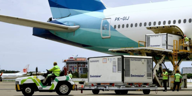 
					Ket foto: Ketibaan 16 juta dosis bahan baku vaksin di Bandara Internasional Soekarno-Hatta, Tangerang, pada Kamis, 25 Maret 2021, dengan maskapai Garuda Indonesia. Foto: BPMI Setpres/Rusman