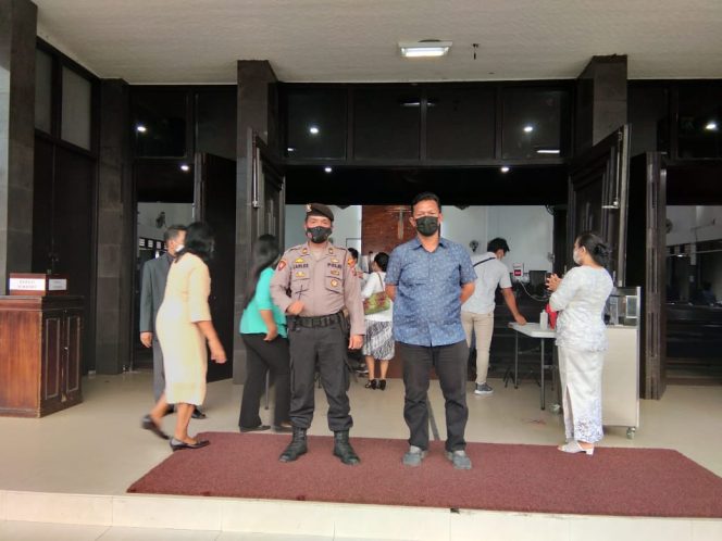 
					Personel Polsek Medan Baru Gelar Pengamanan Ibadah Kamis Putih di Gereja Prioritas