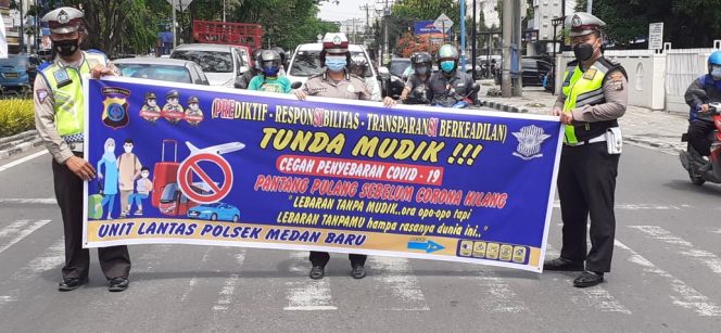 
					Personel Unit Lantas Polsek Medan Baru Himbau Pengendara Tunda Mudik