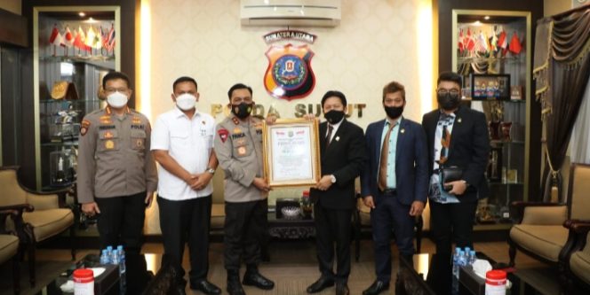 
					Inovasi Drive Thru Pelayanan PPKB, Kapolda Sumut Terima Penghargaan Dari Lemkapi