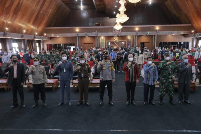 
					Kapolda Sumut Pantau Vaksinasi Massal di Polres Taput