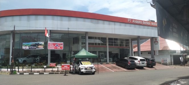 
					Pajangan Andalas Berlian Motor di Badan Jalan