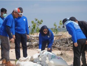 Kepala Balai Wilayah Sungai Sumatera IV saat menanam pohon