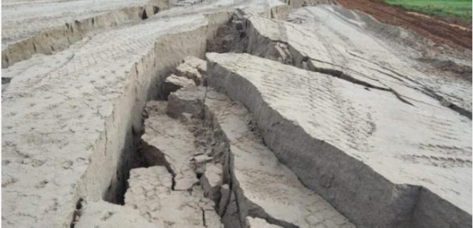 
					Ambruk, TOL Sumbar-Riau Diduga Gunakan Material Tidak Sesuai Spek.