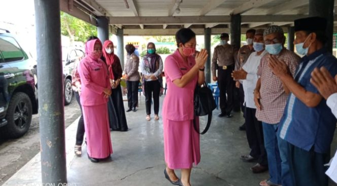 
					Ketua PD Bhayangkari Sumut Berikan Santunan ke Panti Asuhan Darul Aitam