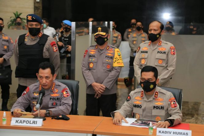 
					Kapolri Ungkap Isi Map Kuning Yang Dibawa Penyerang Mabes Polri