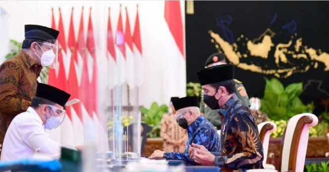 
					Ket foto : Presiden Joko Widodo dan Wakil Presiden Ma'ruf Amin menyalurkan zakatnya melalui Badan Amil Zakat Nasional (Baznas) pada acara yang digelar di Istana Negara, Jakarta, Kamis, 15 April 2021. Foto: BPMI Setpres/Muchlis Jr.