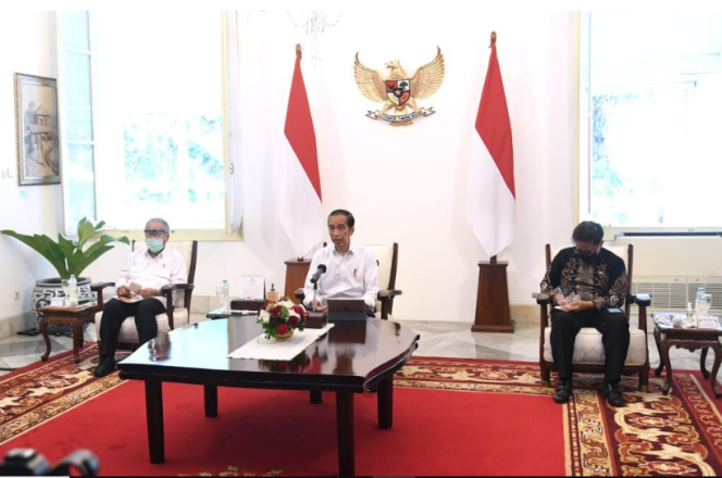 
					Ket foto: Presiden Joko Widodo saat memimpin rapat terbatas secara virtual pada Selasa, 6 April 2021, yang turut diikuti oleh Kepala BNPB Doni Monardo. Tampak dalam foto ialah Menteri Pekerjaan Umum dan Perumahan Rakyat Basuki Hadimuljono dan Menteri Kesehatan Budi Gunadi Sadikin. Foto: BPMI Setpres/Lukas