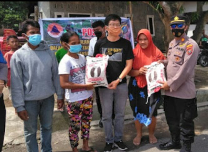 
					Kapolsek Percut Sei Tuan Kunjungi Korban Angin Puting Beliung dan Berikan Bantuan Sembako