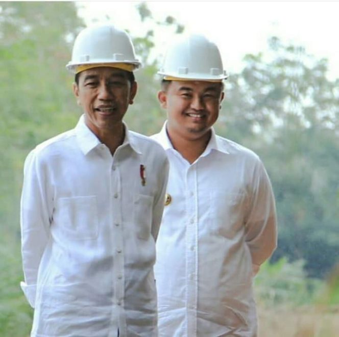 
					Bupati Dharmasraya saat bersama Presiden Joko Widodo