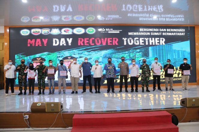 
					Peringatan May Day, Poldasu Salurkan 4000 Paket Sembako Kepada 49 Elemen Serikat Buruh di Sumut