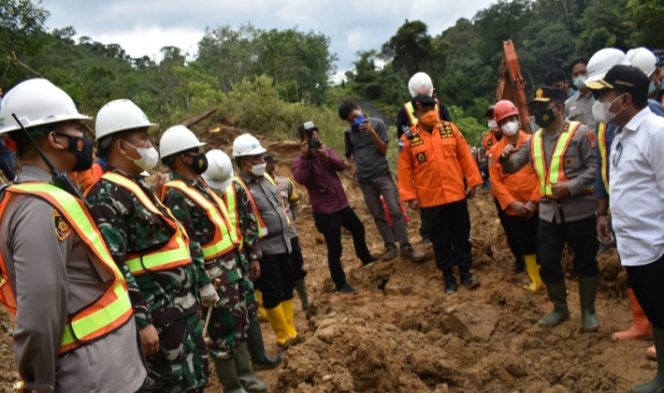 
					Kapoldasu, Gubsu Dan Pangdam I/BB Tinjau Lokasi Longsor di Tapanuli Selatan