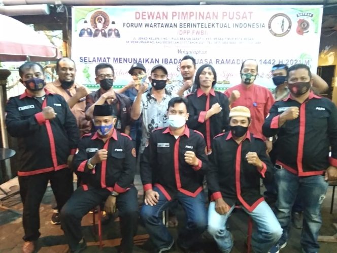 
					Forum Wartawan Berintelektual Indonesia Berbagi Takjil Kepada Pengendara