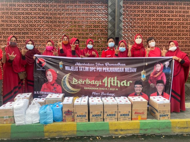 
					Bagikan Iftar,Majelis Taklim PDI Perjuangan Medan Memilih Membagikan Langsung Ke Penerima