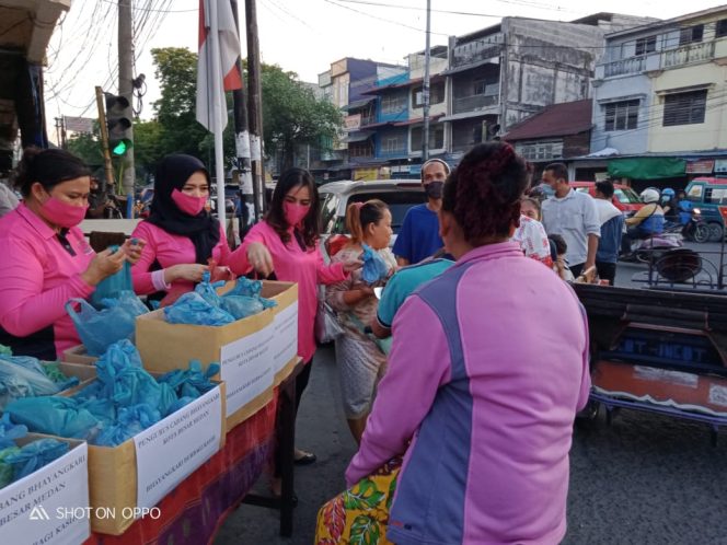 
					Yayasan Kemala Bhayangkari Cabang Polrestabes Medan Bersama Ranting Bhayangkari Polsek Medan Area Berbagi Takjil