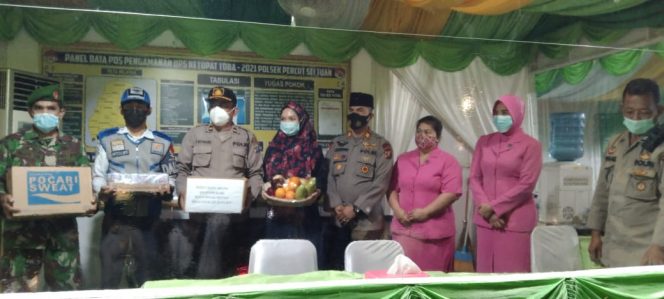 
					Ketua Ranting Bhayangkari Percut Sei Tuan Bagikan Bingkisan Kepada Petugas Pos Pam