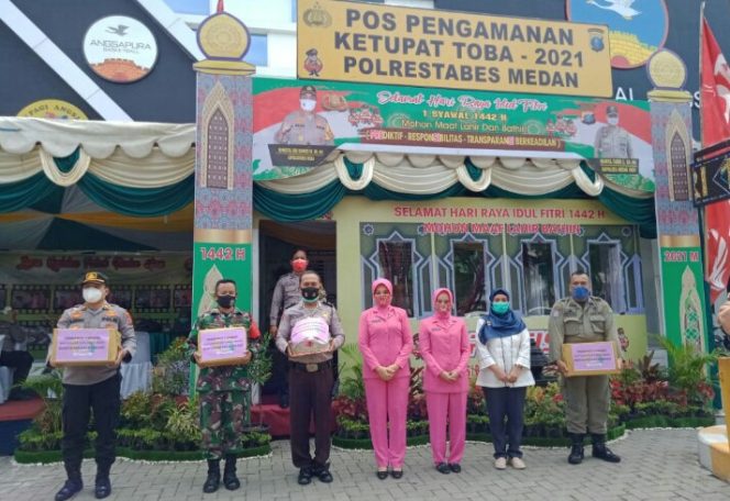 
					Ketua Ranting Bhayangkari Medan Area Serahkan Bingkisan Kepada Petugas Pos Pam 1 Angkasa Pura