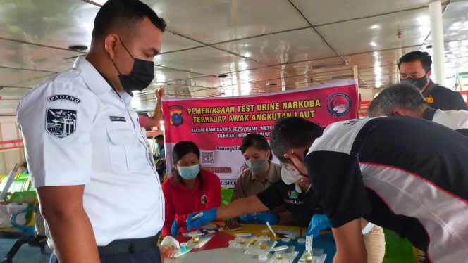 
					Operasi Ketupat Toba 2021, Dit Resnarkoba Polda Sumut dan Jajaran Periksa Tes Urine Pengemudi Angkutan