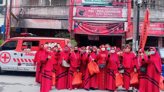 
					Ketua Majelis Taklim PDI Perjuangan Medan Bagikan Bingkisan Lebaran  Kepada Anggotanya