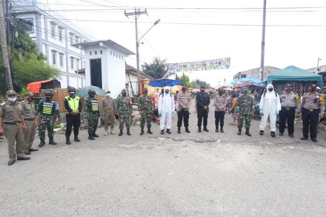 
					Polri, TNI dan Pemko Medan Semprotkan Cairan Desinfektan Skala Besar Cegah Covid-19