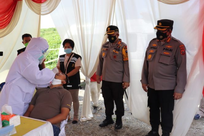 
					Polda Sumut Cek Pos Penyekatan Di Langkat Pastikan Pemeriksaan Swab Antigen