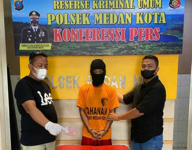 
					Simpan Sabu Diselipan Topi  AT (33) Diboyong Tekab Polsek Medan Kota