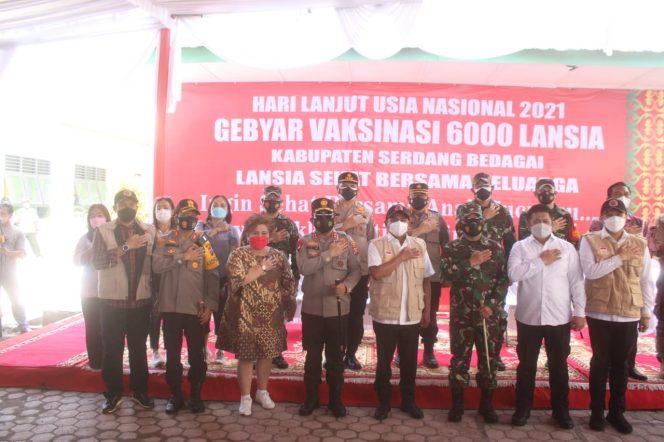 
					Kapoldasu Dan Pangdam I/BB Pantau Vaksinasi Massal 6000 Lansia di Sergai