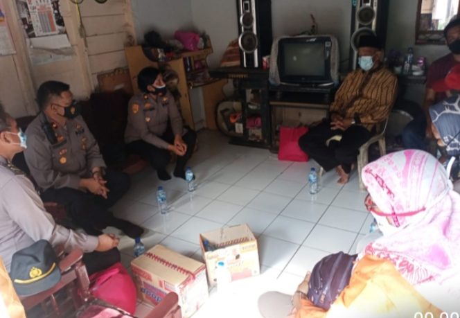
					Polres Pelabuhan Belawan Berikan Bantuan Terhadap Warga Korban Kebakaran Dan Keluarga Korban Nanggala 402